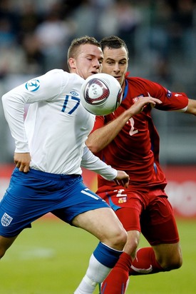 Jan Lecjaks (vpravo) v zápase s Anglií.