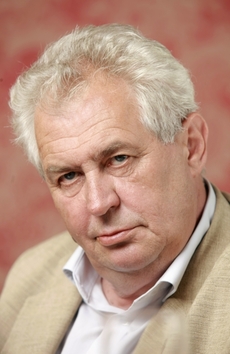 V souvislosti s privatizací Mostecké uhelné společnosti byl vyslýchán i Miloš Zeman.