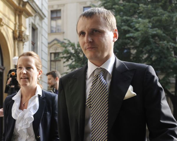 VV už v pátek avizovaly, že Vít Bárta se zúčastní nedělního jednání navzdory tomu, že sněmovna byla požádána o jeho vydání k trestnímu stíhání. VV už v pátek avizovaly, že Vít Bárta se zúčastní nedělního jednání navzdory tomu, že sněmovna byla požádána o jeho vydání k trestnímu stíhání.
