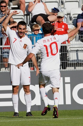 Útočníci Adrián a Juan Mata.