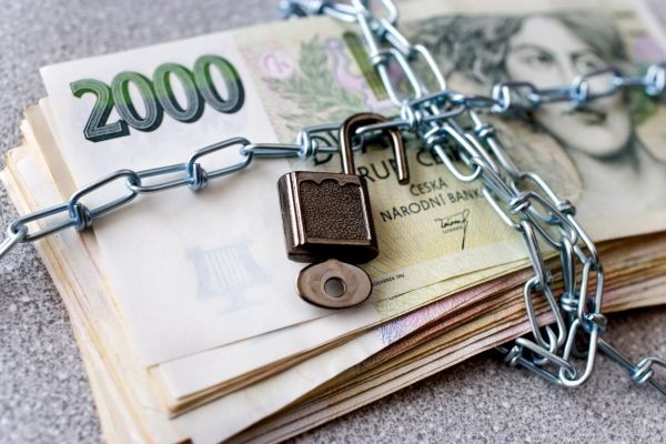 Dávky v hmotné nouzi nebudou od ledna vypláceny hotově. Dávky v hmotné nouzi nebudou od ledna vypláceny hotově.