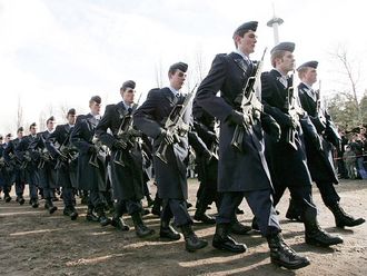 Noví rekruti bundeswehru skládají slib. 