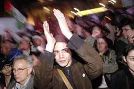 V Minsku a několika desítkách dalších měst běloruská opozice od počátku června organizuje prostřednictvím Facebooku protestní akce, na nichž se bez jakýchkoli hesel, bez skandování a transparentů scházejí k mlčenlivému protestu stovky lidí (ilustrační foto).