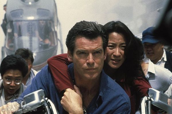 Pierce Brosnan a Michelle Yeohová v bondovce Zítřek nikdy neumírá.