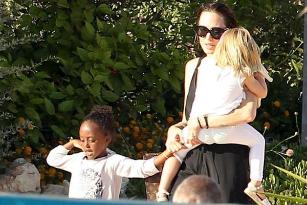 Anglina Jolie se Zaharou a Shiloh odcházejí z delfinária. Anglina Jolie se Zaharou a Shiloh odcházejí z delfinária.