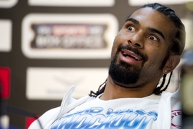 David Haye gestikuluje na tiskové konferenci v Hamburku při proslovu Vladimira Klička.