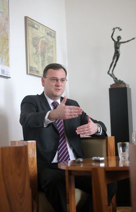 Premiér Petr Nečas uvedl, že dostal darem hodinky od Aera Vodochody.