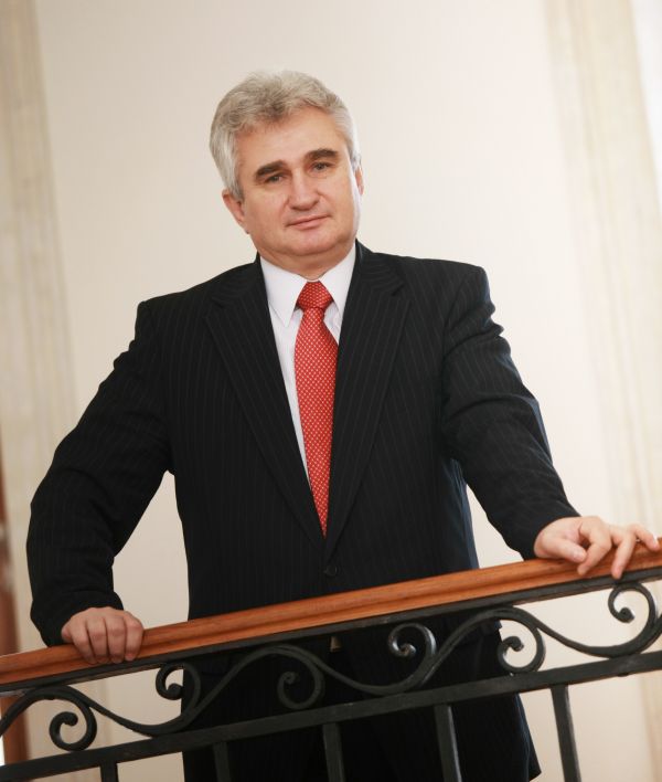 Předseda Senátu Milan Štěch ukázal, jak se platí odboráři. Předseda Senátu Milan Štěch ukázal, jak se platí odboráři.