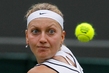 Petra Kvitová kvůli dešti čekala na svůj zápas tři a půl hodiny. I přes první ztrátu setu na turnaji si se svou soupeřkou Cvetanou Pironkovovou s Bulharska poradila. (Foto: ČTK)