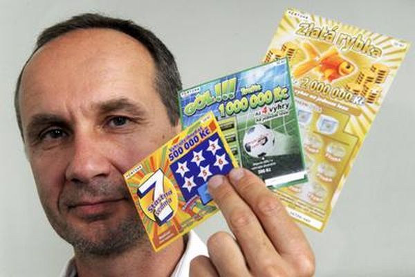 Šéf loterií Fortuny Martin Illner se stíracími losy. Šéf loterií Fortuny Martin Illner se stíracími losy.