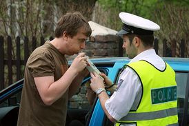 Policie bude o prodlouženém víkendu i po zbytek prázdnin častěji kontrolovat řidiče (ilustrační foto).