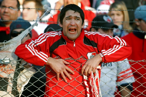 Fanoušci River Plate těžce nesou sestup z první ligy. Fanoušci River Plate těžce nesou sestup z první ligy.