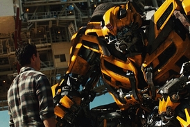 Sam a jeho věrný přítel Bumblebee.