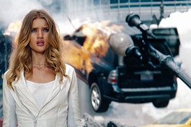 Roli dlouhonohé dívky tentokrát zahrála modelka Rosie Huntington-Whiteley.