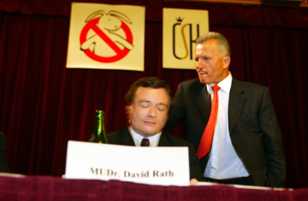 Miroslav Macek a David Rath při incidentu. Miroslav Macek a David Rath při incidentu.