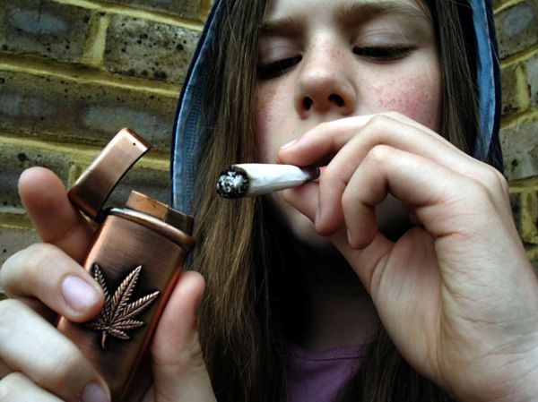 Čím dříve mladí lidé začnou experimentovat s drogami, tím větší závislost jim hrozí.