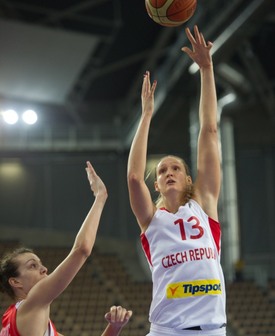 Petra Kulichová (vpravo) během zápasu s Chorvatskem.