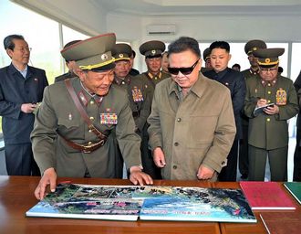 Kim Čong-il na soudružské návštěvě elektrárny v KLDR (červenec 2011).