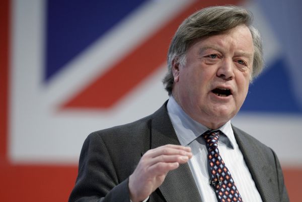 Na zloděje vezměte pohrabáč či nůž, nic se vám nestane, ujišťuje Kenneth Clarke. Na zloděje vezměte pohrabáč či nůž, nic se vám nestane, ujišťuje Kenneth Clarke.