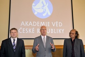 Předseda AV Jiří Drahoš udělil prémii Jiřímu Homolovi (vlevo) a Martinu Hofovi (vpravo).
