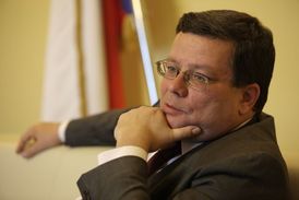 Ministrovi obrany Alexandru Vondrovi loni umřela máma. Zdědil část činžovní vily.