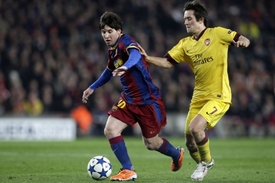 Tomáš Rosický v souboji s Lionelem Messim.