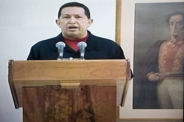 Chávezův projev vysílaly ve Venezuele všechny televizní stanice i rádia (snížená technická kvalita snímku). Chávezův projev vysílaly ve Venezuele všechny televizní stanice i rádia (snížená technická kvalita snímku).