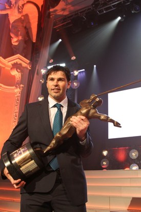 Jaromír Jágr s trofejí Zlatá hokejka pro nejlepšího českého hokejistu.