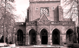 Arkády v kostele sv. Václava na Vinohradech, tady se 2. 7. 1911 propadlo do hrobky sedm žen. 
