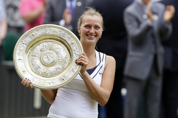 Petra Kvitová s talířem pro wimbledonskou vítězku. Petra Kvitová s talířem pro wimbledonskou vítězku.