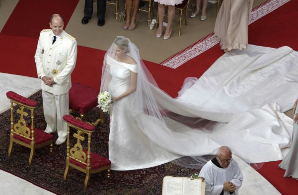 Kníže Albert II. a Charlene Wittstocková při svatebním obřadu. Kníže Albert II. a Charlene Wittstocková při svatebním obřadu.