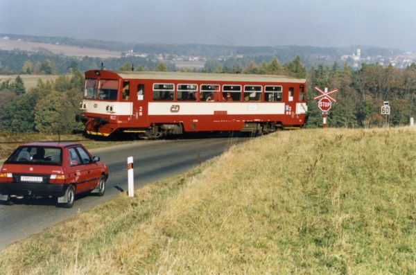 Na Lounsku se na přejezdu střetl vlak s autem (ilustrační foto). Na Lounsku se na přejezdu střetl vlak s autem (ilustrační foto).