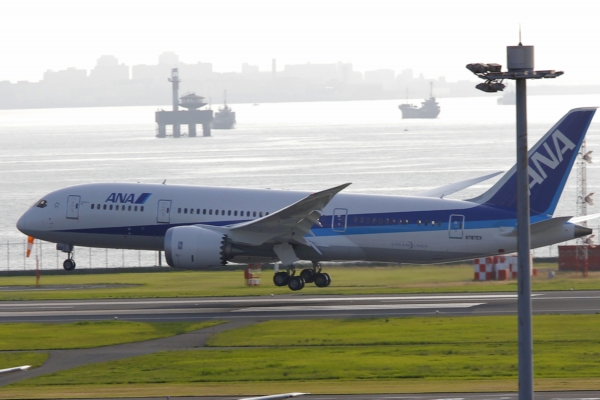 Boeing 787 Dreamliner při přistání v Japonsku. Boeing 787 Dreamliner při přistání v Japonsku.
