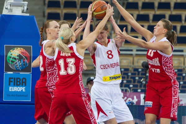 Ruské basketbalistky (v červeném) získali evropský titul.