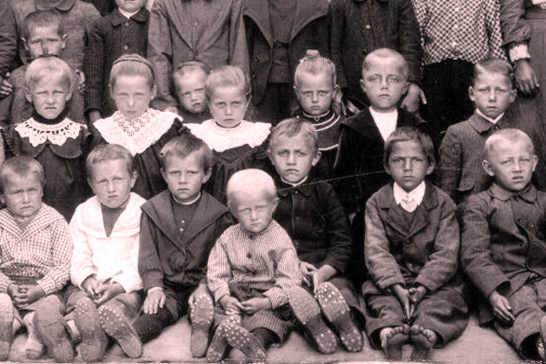 Žáci z roku 1911. Ministr je připravil o týden prázdnin. 
