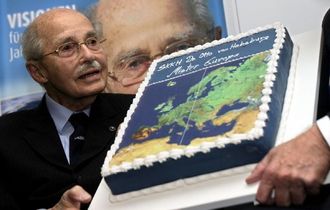 Otto von Habsburg při prezentaci své knihy roku 2007 v Mnichově.