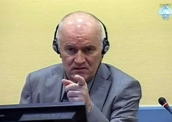 Mladić před haagským soudem.