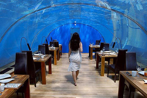 V hotelové restauraci nabízejí moderní maledivskou gastronomii. 