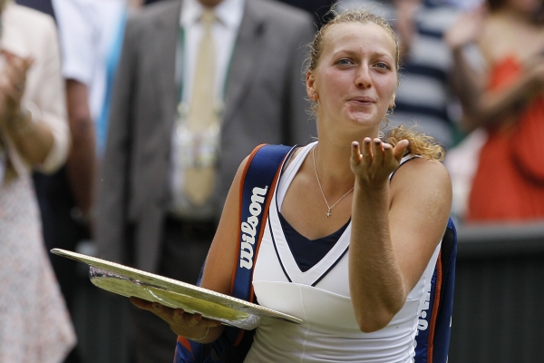 Petra Kvitová s trofejí pro vítězku Wimbledonu.