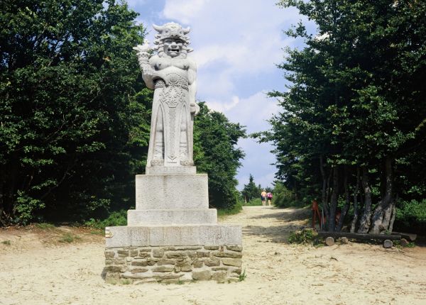 Radegast je "symbolem síly a moci Slovanstva a vzhlíží z temene Radhoště jako vítěz slovanské myšlenky".