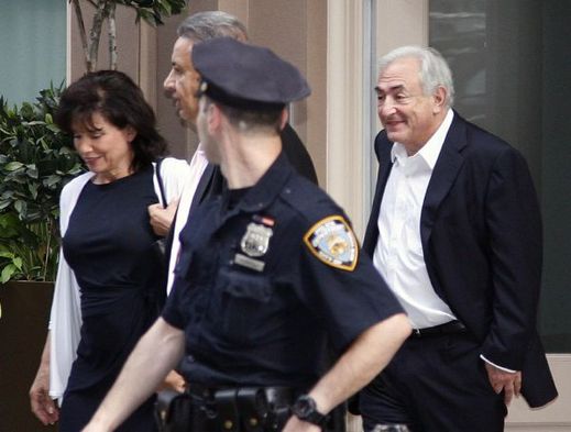 Předčasná radost? Strauss-Kahn opouští s manželkou své domácí vězení.