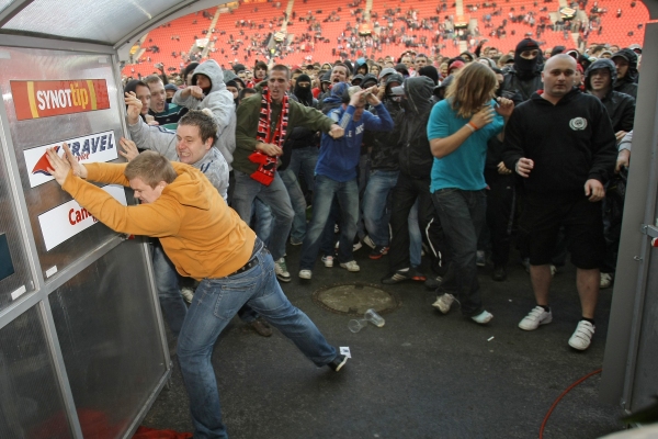 Fanoušci Slavie demolují vstup do kabin stadionu v Edenu.