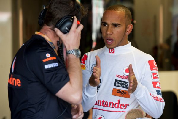 Lewis Hamilton v debatě s členem týmu McLaren.