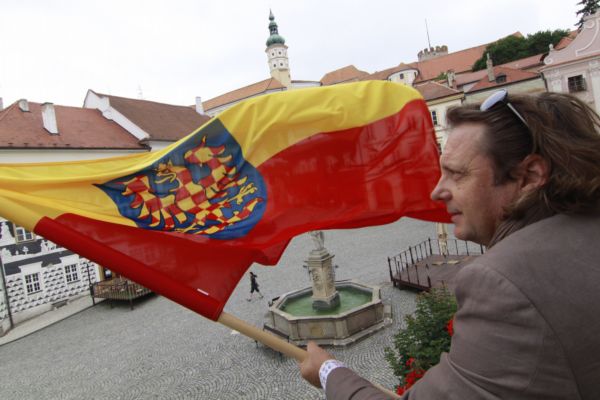 Starosta Mikulova na Břeclavsku Rostislav Koštial vyvěsil na balkon úřadu historickou moravskou vlajku. Starosta Mikulova na Břeclavsku Rostislav Koštial vyvěsil na balkon úřadu historickou moravskou vlajku.
