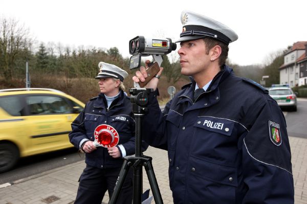 Němečtí policisté kontrolují předepsanou rychlost.