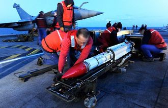 Francouzi připravují na moři letadla k bombardování Libye.