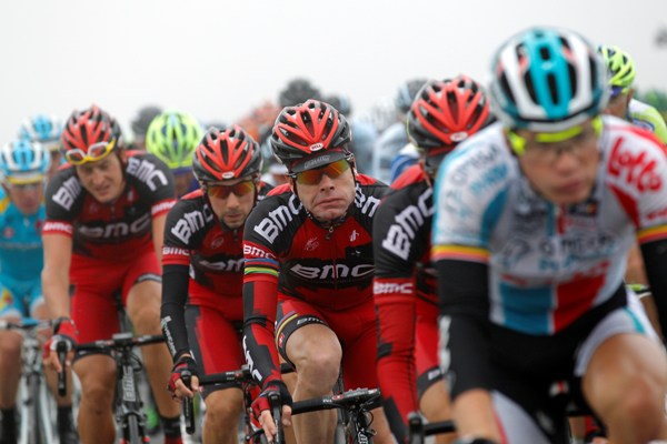 Australan Cadel Evans (uprostřed).