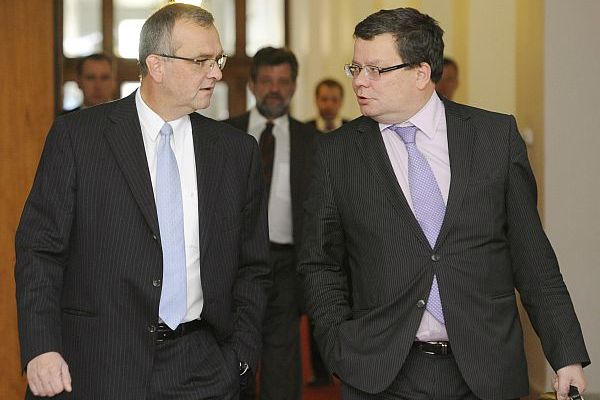 Kolegové z vlády, nebo nesmiřitelní rivalové. Ministr financí Miroslav Kalousek rozpoutal vyšetřování kauzy ProMoPro, která by mohla stát ministra obrany Alexandra Vondru křeslo. Ten zatím tlak ustál, premiér Nečas za ním stojí.