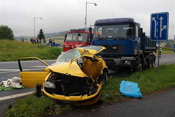 Jedna z tragických nehod letošního prodlouženého víkendu. V pondělí ráno u Kdyně na Domažlicku, při níž zemřely dvě mladé ženy.