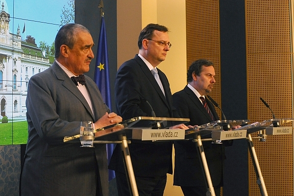 Lídři koaličních stran - Karel Schwarzenberg (TOP 09), Petr Nečas (ODS) a Radek John (VV).